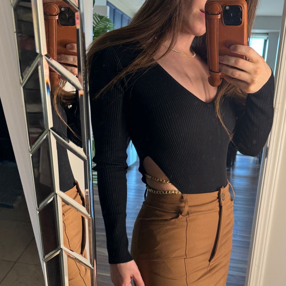 Black V-Neck Long Sleeve Gold Chain Accent Hardware Women's Top